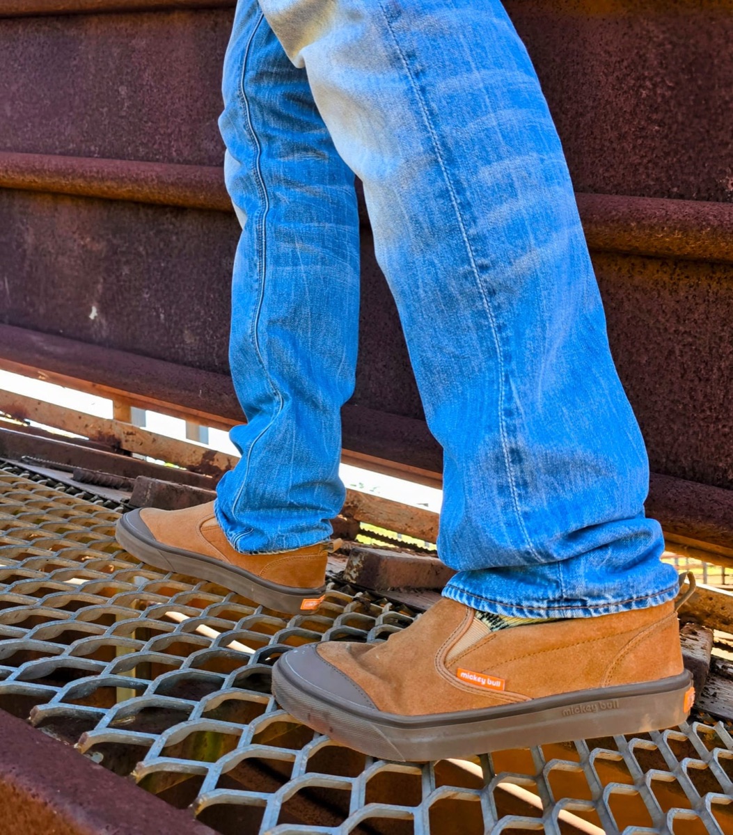 Walking a steel mesh catwalk in Luzon mk2 slip-ons